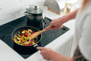 làm món xào trên bếp từ